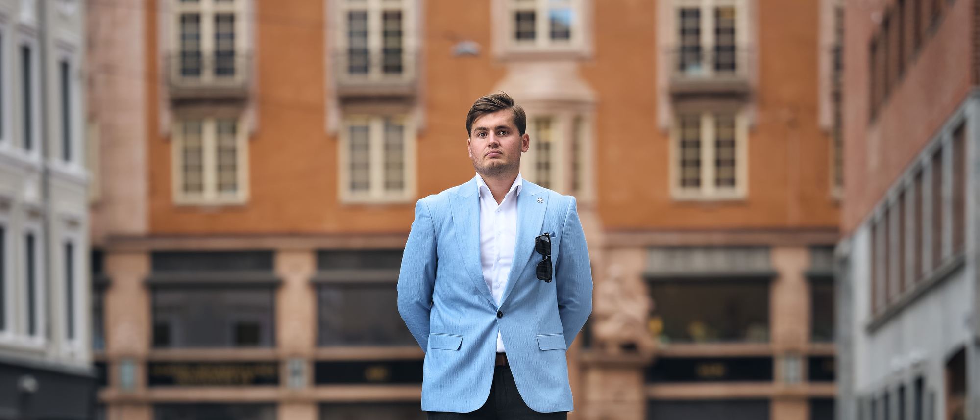 Marcel Stray foran en bygård i Oslo